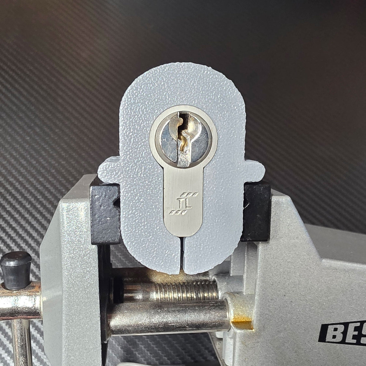 Lokko Euro Cylinder Lock Picking Vice Support lo veuros in clamp